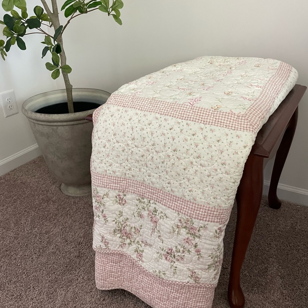 Floral Patchwork Quilt - Pink and White - Picture 2 of 3